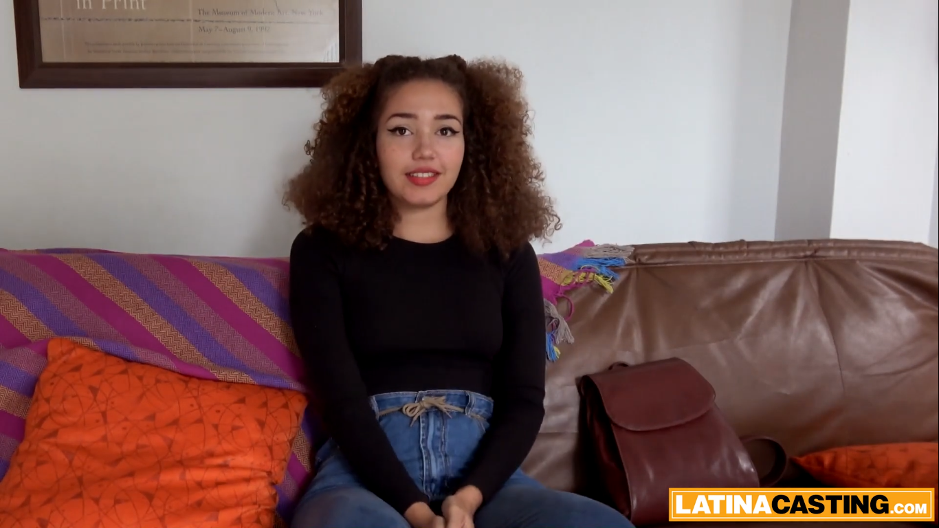 La linda estudiante Luciana hizo su debut cinematográfico con un anal hardcore.